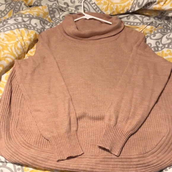 Sweaters - Rose gold suéter and has zipper on the side brand
